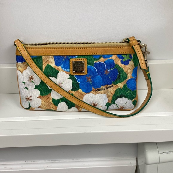 Dooney & Bourke Handbags - Dooney & Bourke bag wristlet
